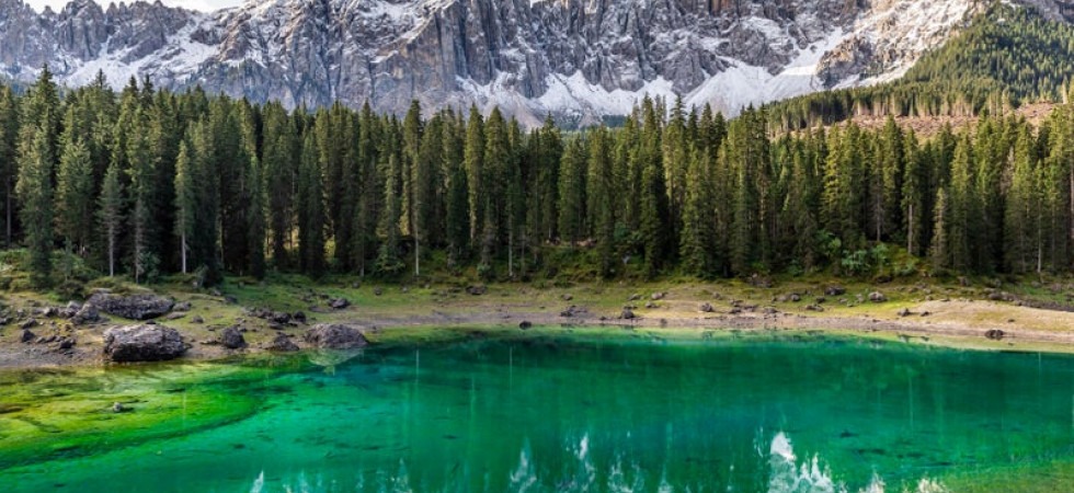 Proteggere l'ecosistema del Lago di Carezza, dai controlli sul rumore alla diminuzione dei limiti di velocità